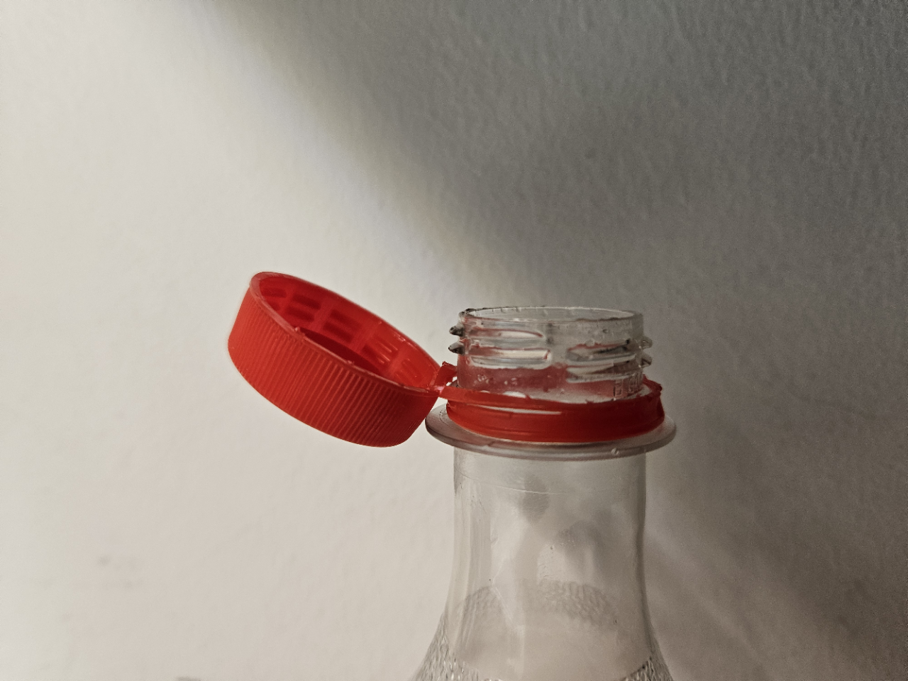 Tethered Caps - Nachhaltige PET-Flaschenverschlüsse in der EU auf kodeaffe.de